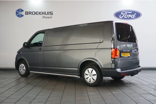 Volkswagen Transporter 2.0 TDI L2H1 28 Economy Business | Trekhaak | Cruise | Parkeersensoren | Side-Bars | 3-Persoons | Laadruimte Betimmering |