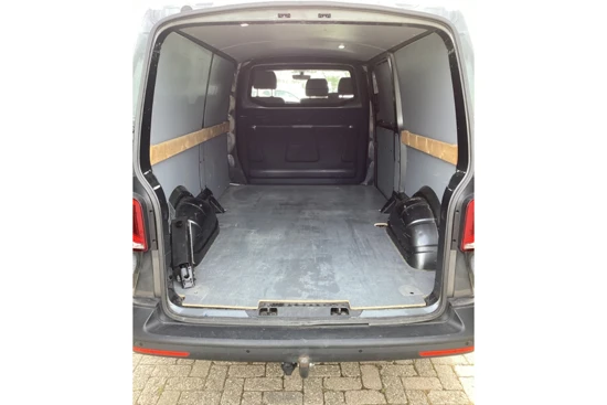 Volkswagen Transporter 2.0 TDI L2H1 28 Economy Business | Trekhaak | Cruise | Parkeersensoren | Side-Bars | 3-Persoons | Laadruimte Betimmering |