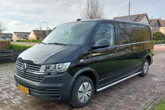 Volkswagen Transporter 2.0 TDI L2H1 28 Economy Business | Trekhaak | Cruise | Parkeersensoren | Side-Bars | 3-Persoons | Laadruimte Betimmering |