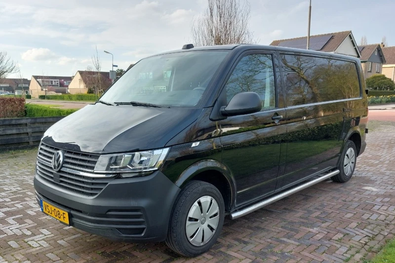 Volkswagen Transporter 2.0 TDI L2H1 28 Economy Business | Trekhaak | Cruise | Parkeersensoren | Side-Bars | 3-Persoons | Laadruimte Betimmering |