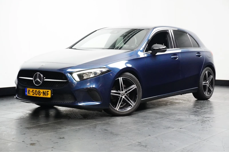 Mercedes-Benz A-Klasse 180 Business Solution | Getint Glas | Stoelverwarming | 17" wielen |