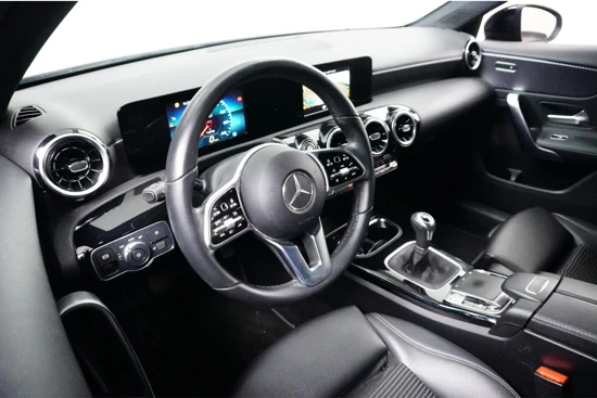 Mercedes-Benz A-Klasse 180 Business Solution | Getint Glas | Stoelverwarming | 17" wielen |