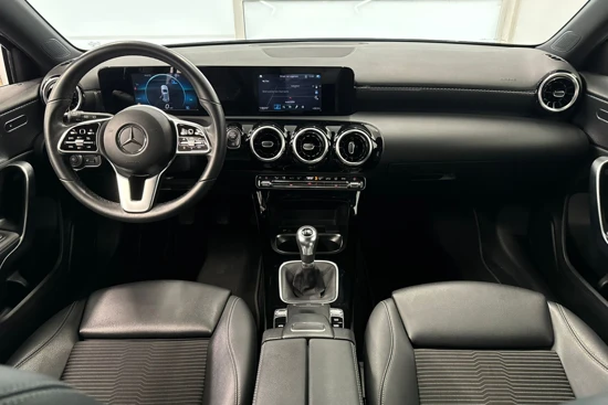 Mercedes-Benz A-Klasse 180 Business Solution | Getint Glas | Stoelverwarming | 17" wielen |