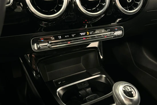 Mercedes-Benz A-Klasse 180 Business Solution | Getint Glas | Stoelverwarming | 17" wielen |