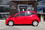 Toyota Aygo 1.0 VVT-i x-play | ACHTERUITRIJCAMERA | AIRCO | ELEKTRISCHE RAMEN | WEINING KILOMETERS!