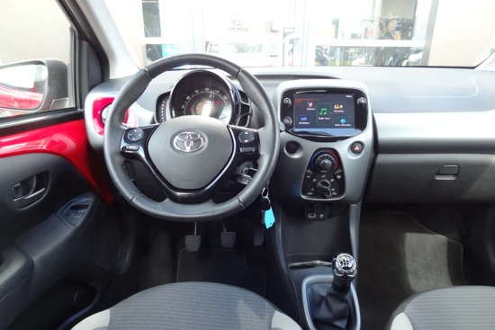 Toyota Aygo 1.0 VVT-i x-play | ACHTERUITRIJCAMERA | AIRCO | ELEKTRISCHE RAMEN | WEINING KILOMETERS!