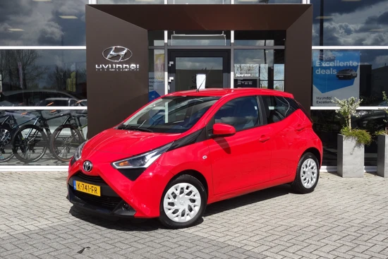 Toyota Aygo 1.0 VVT-i x-play | ACHTERUITRIJCAMERA | AIRCO | ELEKTRISCHE RAMEN | WEINING KILOMETERS!