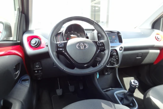 Toyota Aygo 1.0 VVT-i x-play | ACHTERUITRIJCAMERA | AIRCO | ELEKTRISCHE RAMEN | WEINING KILOMETERS!