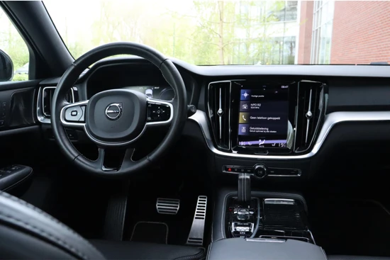 Volvo V60 T6 AWD Recharge R-Design | 360° Camera | Harman Kardon | Head-Up Display | Stoelventilatie | Schuifdak | Stoel en Stuurwielverwa