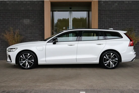 Volvo V60 T6 AWD Recharge R-Design | 360° Camera | Trekhaak | Head-Up Display | Harman Kardon | Schuifdak | Stoel en Stuurwielverwarming |