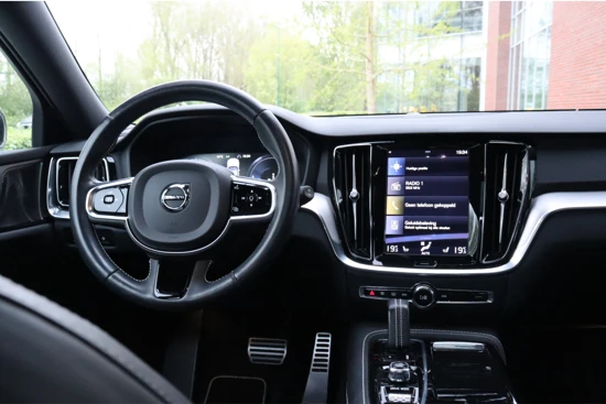 Volvo V60 T6 AWD Recharge R-Design | 360° Camera | Trekhaak | Head-Up Display | Harman Kardon | Schuifdak | Stoel en Stuurwielverwarming |