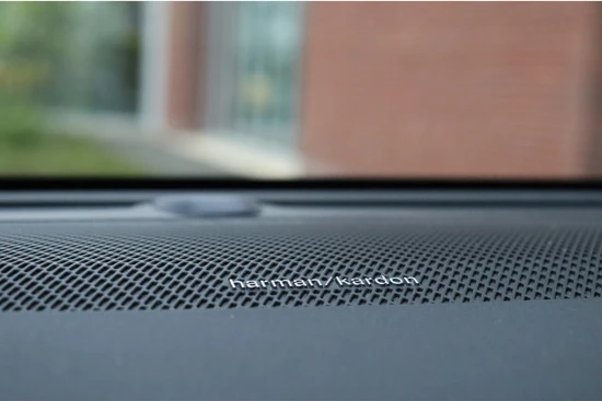 Volvo V60 T6 AWD Recharge R-Design | 360° Camera | Trekhaak | Head-Up Display | Harman Kardon | Schuifdak | Stoel en Stuurwielverwarming |