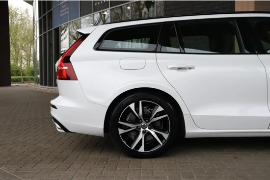 Volvo V60 T6 AWD Recharge R-Design | 360° Camera | Trekhaak | Head-Up Display | Harman Kardon | Schuifdak | Stoel en Stuurwielverwarming |