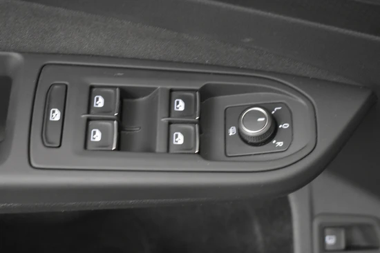 Volkswagen Golf 1.4 eHybrid GTE 245pk | Cruise control | Navigatie | App connect | Stuur + stoelverwarming | Led koplampen | Led strip tussen de