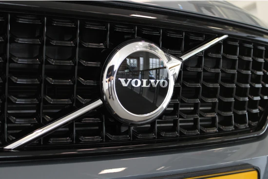 Volvo XC40 T4 211PK Recharge Ultimate Dark | Panoramadak | Memory Stoel | Leder | HK Audio | 20''