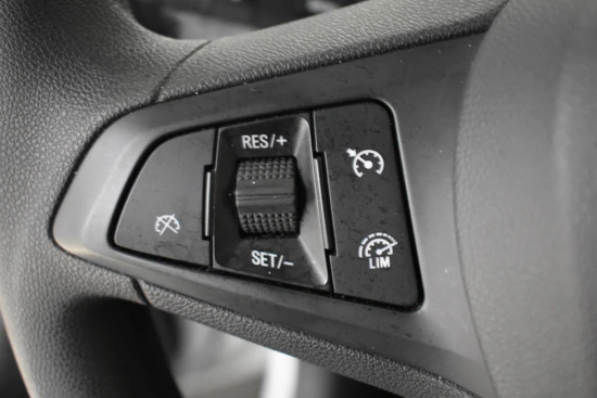 Opel KARL 1.0 74PK Rocks Online Edition | Cruise Control | Parkeersensoren Achter | App-Connect | Airco | 15'' LMV