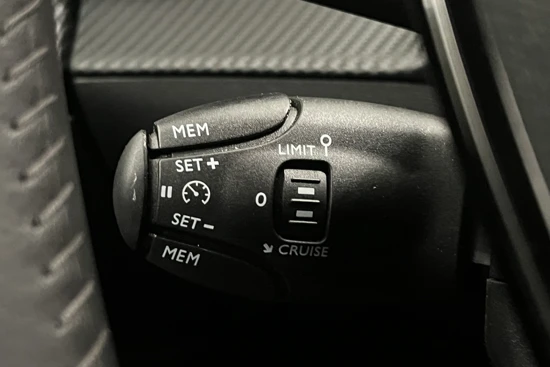 Peugeot 2008 1.2 100PK Allure | Apple/Android Carplay | 17" Lichtmetaal | LED | Leder/Stof | Bluetooth | Parkeersensoren Achter |