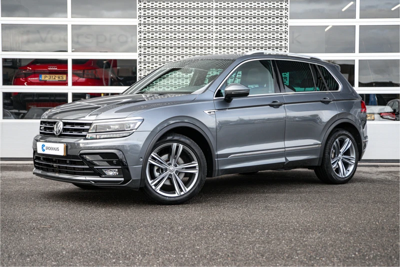 Volkswagen Tiguan Highline Business R 1.5TSI 150pk DSG | Panoramadak | Trekhaak | 19" | Winterpakket |