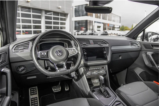 Volkswagen Tiguan Highline Business R 1.5TSI 150pk DSG | Panoramadak | Trekhaak | 19" | Winterpakket |