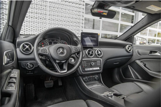 Mercedes-Benz A-Klasse 180 Business Solution | Camera | AMG Performance-stoelen |