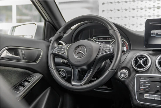 Mercedes-Benz A-Klasse 180 Business Solution | Camera | AMG Performance-stoelen |