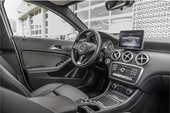 Mercedes-Benz A-Klasse 180 Business Solution | Camera | AMG Performance-stoelen |