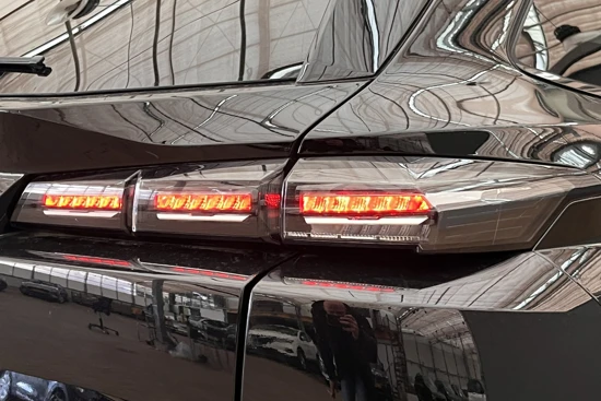 Peugeot 308 SW SW 1.6 HYbrid 180PK Allure Pack Business | Trekhaak | Camera | Stoelverwarming | Parkeersensoren Rondom | 17" Lichtmetaal |