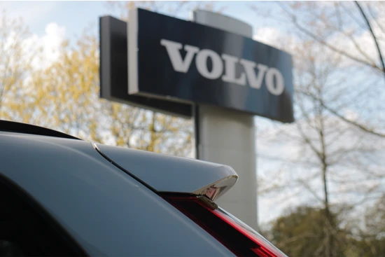 Volvo XC60 2.0 Recharge T8 AWD Ultimate Dark 455 pk | Trekhaak | Schuifdak | Bowers & Wilkins audio | 360º Camera | Head-Up Display | Adapt