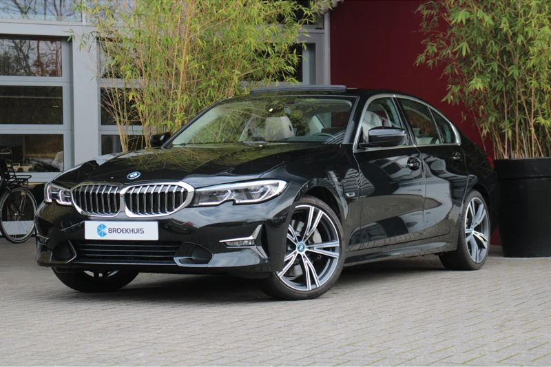 BMW 3-serie 330e High Executive 292pk | Head-Up Display | Schuifdak | BLIS | Apple CarPlay/Android Auto | Cruise Control | Memory Seat | Pad
