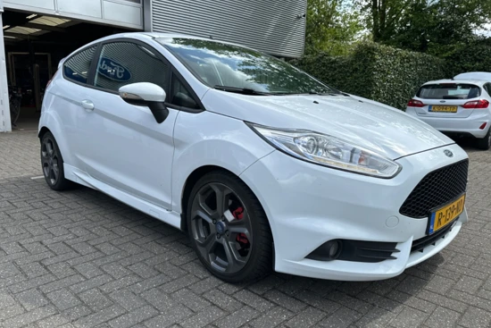 Ford Fiesta 1.6 ST2 | RECARO | LEDER/STOF | NAVI | CAMERA | CLIMA | STOELVERWARMING | CRUISE | 17' LM. VELGEN