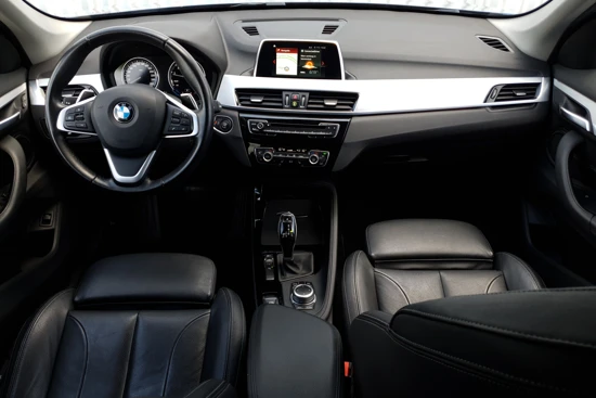 BMW X1 sDrive20i High Executive | Trekhaak! | Lederen Bekleding | Stoelverwarming | CruiseControl | Navigatie |