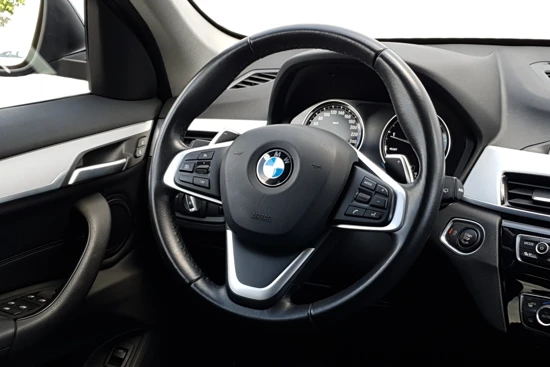 BMW X1 sDrive20i High Executive | Trekhaak! | Lederen Bekleding | Stoelverwarming | CruiseControl | Navigatie |