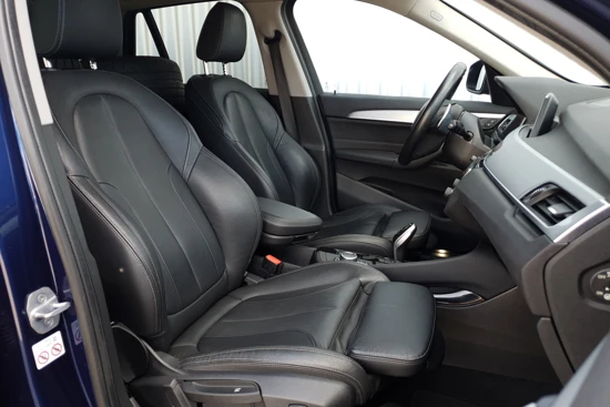 BMW X1 sDrive20i High Executive | Trekhaak! | Lederen Bekleding | Stoelverwarming | CruiseControl | Navigatie |