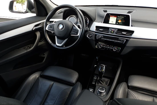 BMW X1 sDrive20i High Executive | Trekhaak! | Lederen Bekleding | Stoelverwarming | CruiseControl | Navigatie |