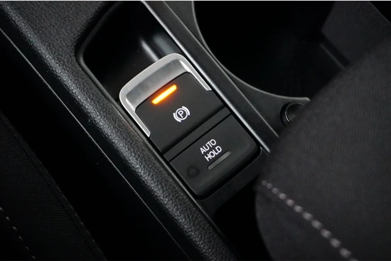 Volkswagen Touran 1.5 TSI 150PK DSG Aut. Highline Business R | 7 Persoons | Trekhaak | App-Connect | Camera | 17'' LMV