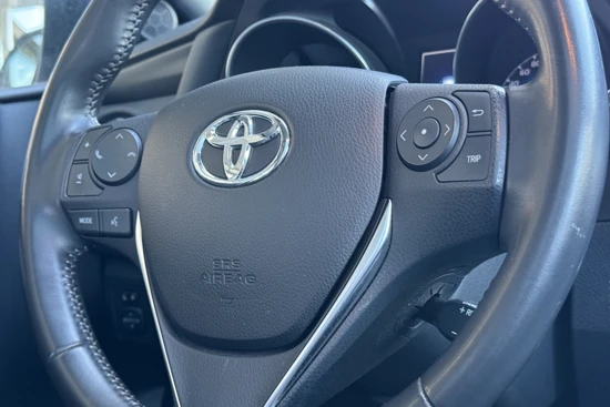 Toyota Auris 1.8 HYBRID LEASE | TREKHAAK | CAMERA | LEDER | PANO DAK | 17'' LMV | NAVI |