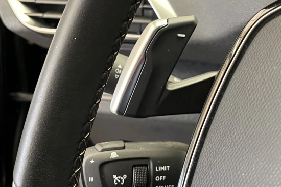 Peugeot 3008 1.6 HYbrid 225PK GT | Camera 360 | Stoelverwarming | Leder/Alcantara | Focal | Navigatie | 19" Lichtmetaal |