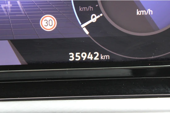 Volkswagen Golf Life 1.0 TSI 110 pk | Navigatie | PDC v+a | Cruise Control Adaptief | LED | 16"Lmv