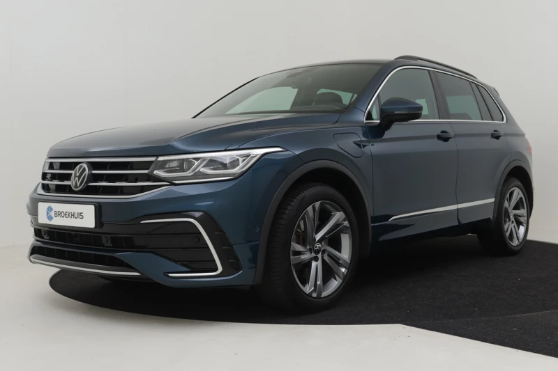 Volkswagen Tiguan 1.4 TSI eHybrid R-Line Business+ 245pk | Elektrische uitklapbare trekhaak 1800kg | Adaptief cruise control | Navigatie | Leder b