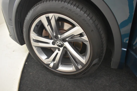 Volkswagen Tiguan 1.4 TSI eHybrid R-Line Business+ 245pk | Elektrische uitklapbare trekhaak 1800kg | Adaptief cruise control | Navigatie | Leder b