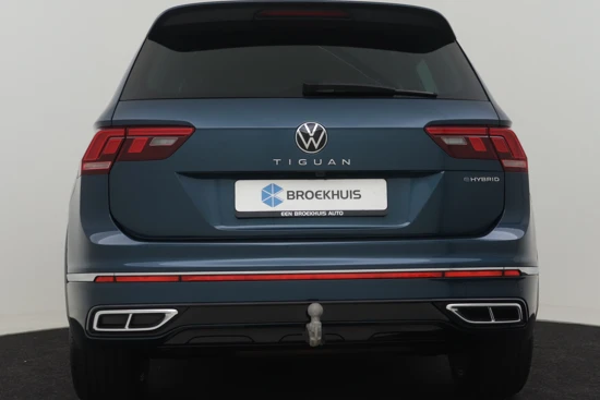 Volkswagen Tiguan 1.4 TSI eHybrid R-Line Business+ 245pk | Elektrische uitklapbare trekhaak 1800kg | Adaptief cruise control | Navigatie | Leder b