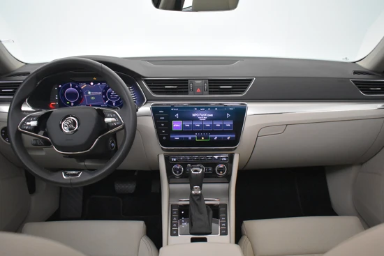 Škoda Superb Combi 1.4 TSI iV Laurin & Klement | Trekhaak gewicht 1600kg | 100%dealeronderhouden | Adaptief cruise control | Panorama dak | C