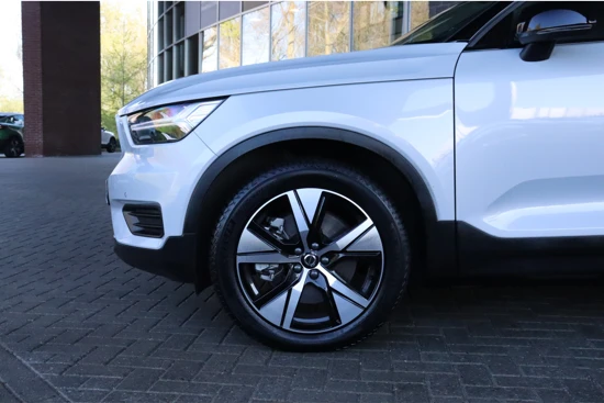 Volvo XC40 Recharge Plus | Adaptieve Cruise Control | Stoel en Stuurwielverwarming | All Season Banden | Microtech bekleding wit stiksel en