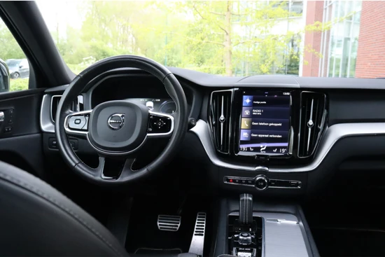 Volvo XC60 T8 AWD Recharge R-Design | Trekhaak | Stoel en Stuurwielverwarming | Schuifdak | Parkeercamera | Parkeersensoren voor+achter | K