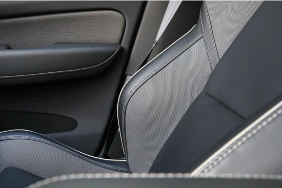 Volvo XC60 T8 AWD Recharge R-Design | Trekhaak | Stoel en Stuurwielverwarming | Schuifdak | Parkeercamera | Parkeersensoren voor+achter | K