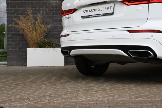 Volvo XC60 T8 AWD Recharge R-Design | Trekhaak | Stoel en Stuurwielverwarming | Schuifdak | Parkeercamera | Parkeersensoren voor+achter | K