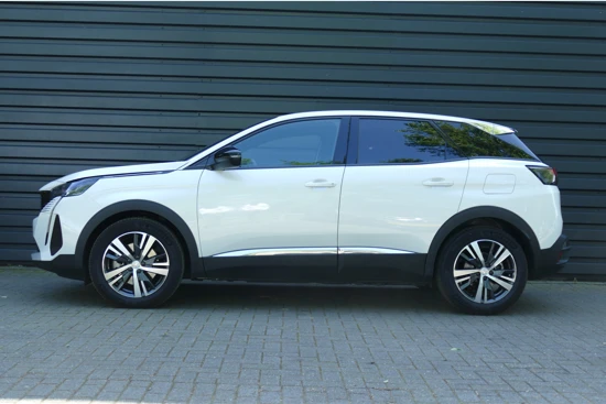 Peugeot 3008 1.6 HYBRID 180PK ALLURE PACK AUTOMAAT / NAVI / LED / CLIMA / PDC / CAMERA / 17"LMV / PARELMOER / WINTERPAKKET / BLUETOOTH / CRUI