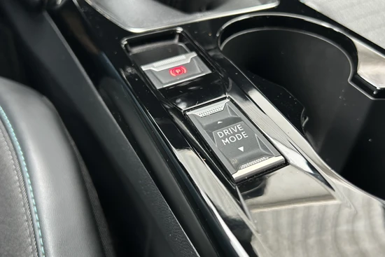 Peugeot 2008 SUV 1.2 100PK 6-bak Allure Pack | Camera | Navigatie | Cruise | LED | Virtueel Dashboard | Climate control |
