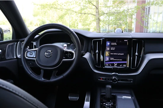 Volvo XC60 T6 AWD Recharge R-Design | Bowers & Wilkins | Head-Up Display | 360° Camera | Full LED Meesturende koplampen | Standkachel met V