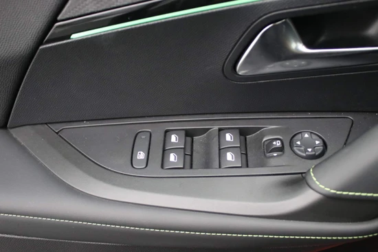 Peugeot 2008 GT 1.2 130PK | Camera | Navi | Keyless | Cruise & Climate C. Dode hoek | 17'' LMV | Privacy Glass | Leder\Stof |